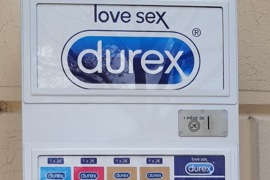 Distributeur de préservatifs à l'extérieur 