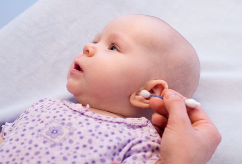 Nettoyer les oreilles de votre bébé